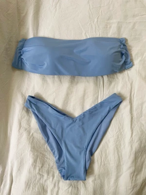 Bikini - Blå bandaeu bikini från Calzedonia i nyskick! Nederdelen är brazilian modell med hög skärning (modellen syns i sista bilden). Materialet är extremt skönt och mjukt för att vara bikini. Överdelen är M men passar både S och L. Nederdelen är S. 💙🦋🐠