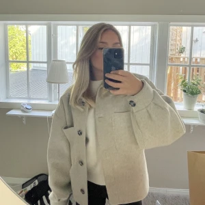 Superfin vårkappa !!🌸💕 - Säljer denna superfina kappan från Na-kd i strl 34! Köpt här på Plick för 500kr, buda eller köp direkt för 400kr💗