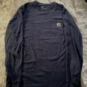 Mörkblå tröja från Carhartt 7/10 250kr