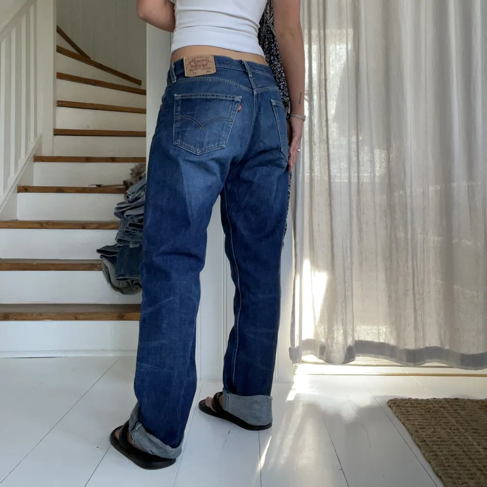 Fina Levis vintage jeans i storlek 38-40.   Midjemått: ca 80cm innerbenslängd: ca 80cm. Säljer pga att jag rensar ut jeans ur garderoben som inte passar mig längre, kolla min profil för mer jeans. 💘💘. Jeans & Byxor.