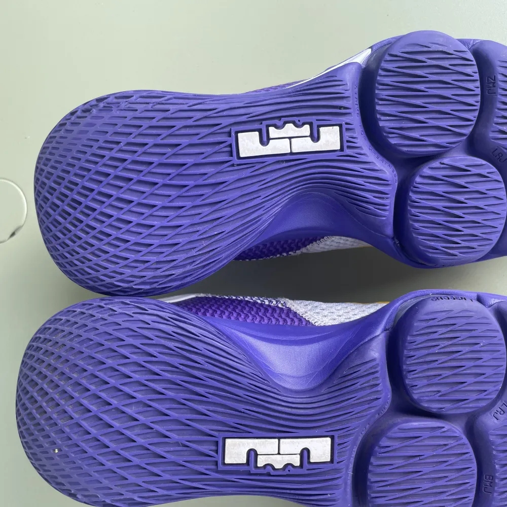 Nike Lebron Witness 4(UTAN BOX!), ett par jättesköna och bra basketskor. Använda en del men ser nästan exakt som nya ut. Bin 700 kr  Bud: 400 kr Storlek: 41 Nypris: 1600 kr . Skor.