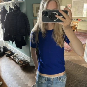 Blå stickad t-shirt - Kontakta för mer info Pris kan diskuteras 