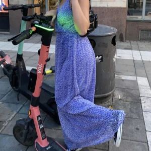 Långklänning - Långklänning med blommigt mönster, använd 2 ggr