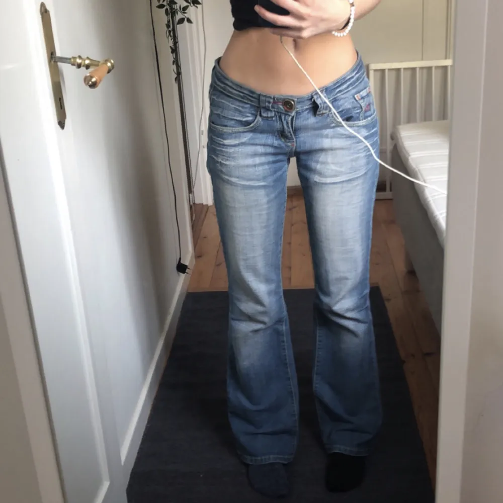 Jag säljer dessa jättefina jeans som jag älskar, (har för mycket kläder och behöver rensa ut). Jag är ca 163 och de är liite långa på mig. . Jeans & Byxor.