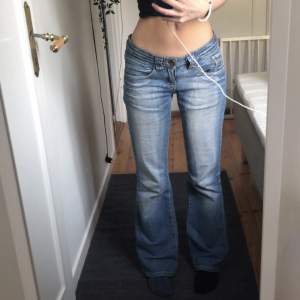 Jag säljer dessa jättefina jeans som jag älskar, (har för mycket kläder och behöver rensa ut). Jag är ca 163 och de är liite långa på mig. 