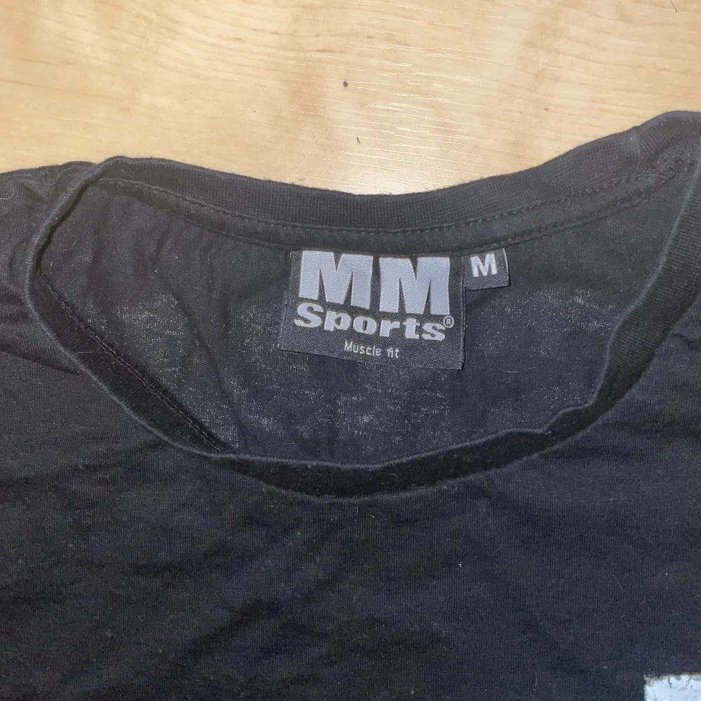 Tja! Säljer min Mmsports T-shirt som använts 1 gång. För fler frågor skriv dm 👍🏼. T-shirts.