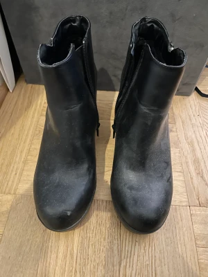 Svarta kilklack - Svarta kilklack, storlek 39. Endast använda 1 gång, mycket bra skick.