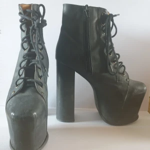 Jeffrey Campbell skor - Mörkbruna/brunsvarta Jeffrey Campbell skor nästan helt oanvända 
