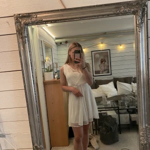 Klänning - Fin Vit klänning från Vero Moda i storlek S. Knappt använd och i väldigt fint skick. Perfekt till studenten eller bara till sommaren! Säljer pga att den inte kommer till användning 