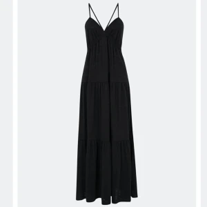 långklänning - säljer min superfina svarta långklänning från bikbok. använd några enstaka gånger, bra skick!