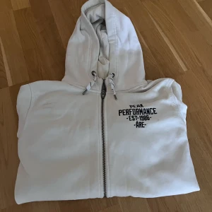 Peak Performance hoodie  - En riktigt skön och snygg hoodie från peak performance! Säljer den nu då jag knappt använt den. Obs! Litet märke på höger ficka men går att få bort. Str M. Dm för frågor och fler bilder, pris kan diskuteras:) 