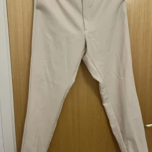 Kostym byxa  - Sitter väldigt fint, bekväm. 
