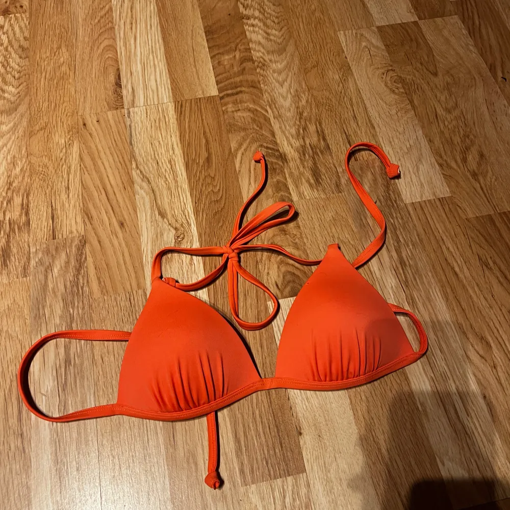Korall Orange Bikini Topp. Liten i storleken. . Accessoarer.