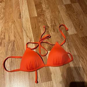 Korall Orange Bikini Topp. Liten i storleken. 