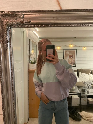 Sweatshirt - Fin sweatshirt från HM i barnstorlek 170 men passar mig som är en small i vanliga fall.
