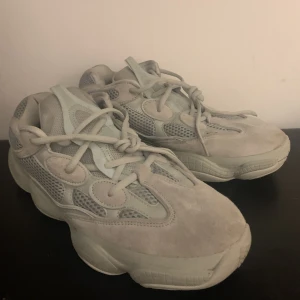 Yeezy 500  - ✨Säljer yeezys 500✨som är as snygga, dom passar med vilken outfit som helst och är dom mest bekväma skorna du någonsin kommer ha testat 💯. Priset kan prutas vid snabbts köp💸