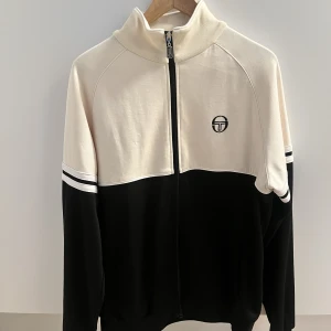 Sergio Tacchini Tracktop  - Storlek XL.  Väldigt sparsamt använd, fint skick!  Vid frågor eller bud HMU❤️