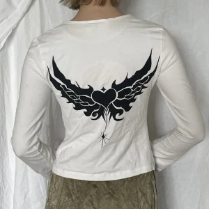 Vit kofta med detaljer - Vit kofta som är rätt kort och tunn, med målad mönster på som jag har gjort, passar bra som ett överplagg på kyligare kvällar