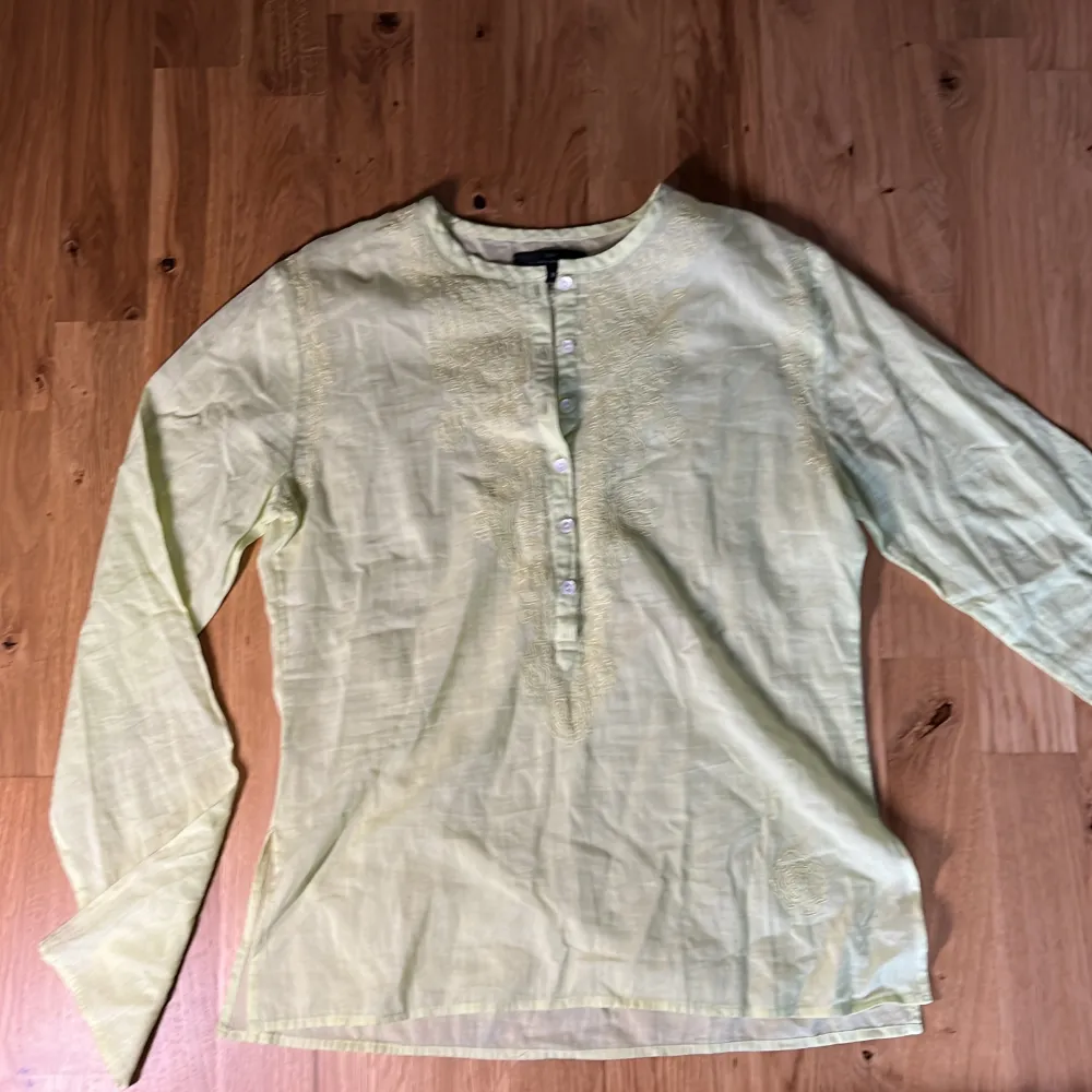 Mammas gamla vintage skjorta från ”Day Birger et Mikkelsen”. Nypris uppskattas ligga på ca 1500,  Nyskick, Storlek: 38. Skjortor.