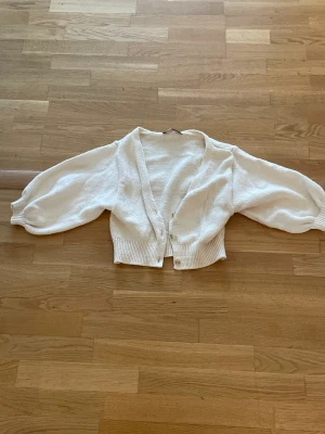 Kofta  - Kofta från zara går till armbågen väldigt gullig till linnen och klänningar. 