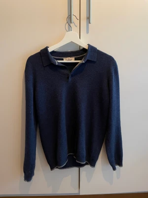 Massimo dutti - Stickad massimo dutti kragtröja med knappar, använd men utan defekter. Nypris låg kring 599 därför av priset. (Köparen står för frakt men går att diskutera)