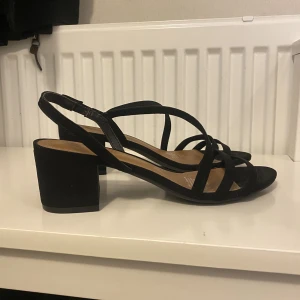 Sandal med låg klack - Inköpt för 2 år sedan? Aldrig använda bara stått i garderoben. 