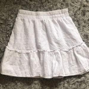En vit kjol ifrån Newyorker (lånade bilder från nätet) Bra skick men kommer inte till användning längre 