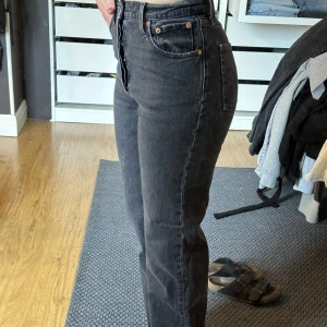 Levis 501 - Högmidjade modellen. Strl 26x29 men några centimeter längre pga av att jag har dragit ut sömnen längst ner. Nypris ca 1000kr