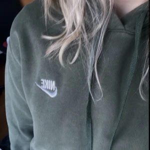 grön nike hoodie - grön nike hoodie, knappt använd och i fint skick :) strl s men funkar m oxå