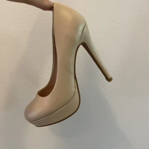 Klackar  - Klackar från Din sko. Strl 35. Aldrig använda. Klackhöjd: 12 cm.