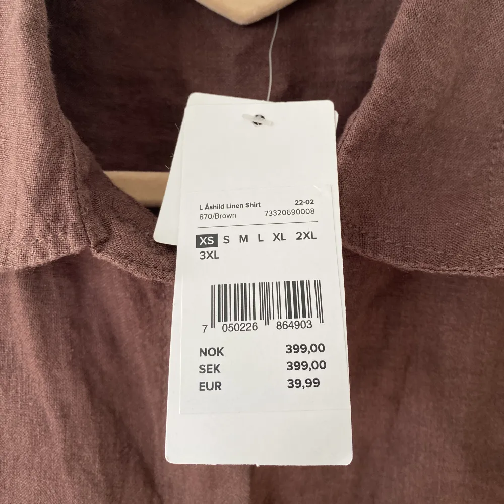 Superfin brun linneskjorta från Cubus i stl xs, men passar S också. Aldrig använd, ord. pris: 399 kr. 100% linne. Perfekt för sommaren! Skriv om du har frågor :). Skjortor.
