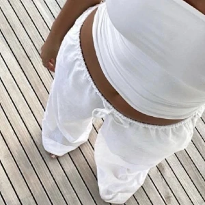 Hm Linnebyxor  - Linnebyxor från hm💗 jag är 174 med långa ben💗 säljer då jag rensar. Storleken är xs men funkar för mig som har S. (Lånade första bilden). Har lagt ner dom längst ner för att göra de längre. 