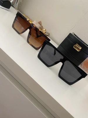 Solglasögon  - Solglasögon köpt i en butik i Paris 