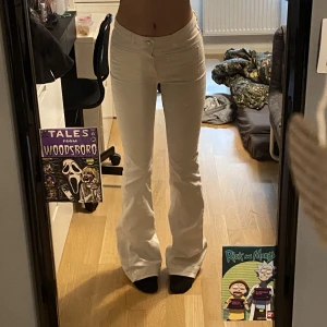 vita flare jeans - använda typ 2 gånger. sitter jättefint och kramar om låren bra, de är för långa på mig som är 160 så om du är lämgre kommer de passa perfekt 