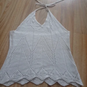 somrig vit topp🤍 - supergulligt linne som är perfekt till sommaren! tyvärr lite för stort på mig❤️pris kan diskuteras