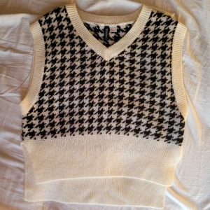 Stickad Väst - Väst med hundtandsmönster från H&M. Använd fåtal gånger storlek S, men är lite oversize så skulle säga den även fungerar som M 💕        #vest #gothic #gothgirl #goth #blackandwhite #cosy 