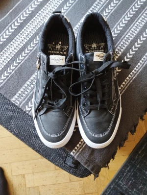 Skor - Memphis skor i storlek 44 som är oanvända. 