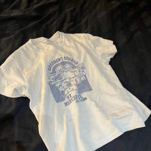 Säljer denna t-shirt från Brandy Melville. Inga defekter och ser ut som ny! Säljer för 100kr (orginalpris 250kr) kontakta för frågor & intresse 💕 Tryck INTE på KÖP NU