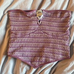 Crop top - Söt crop top från Urban outfitters i retrostil. Aldrig använd, endast testad. Passar perfekt till sommaren eller på fest. 