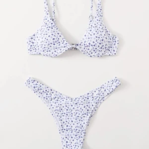 Bikini - Superfin bikini i nyskick som tyvärr är för liten, därför jag säljer! Använt överdelen 1 gång🩵🩵