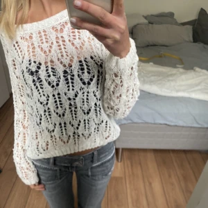 Tröja - Säljer denna tröja med fint mönster. På bilden har jag en svart bandeautopp under. Har du någon fråga är det bara att höra av sig🫶🏻