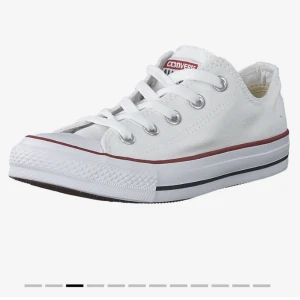 Låga converse - Säljer ett par fina låga vita converse. Använda fåtal gånger, men har några små smutsfläckar som är svårare att få bort(se bilder), fint skick för övrigt, inga slitningar eller liknande. Storlek: 36,5. Nypris: 679kr. Säljer för: 425kr. 