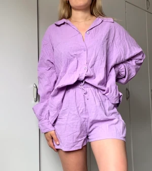 Set fr ASOS - Set från ASOS i en ljuslila. Byxor strl S Skjorta strl XL  Endast tvättat aldrig använd 