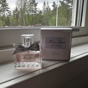 Miss dior parfym - En sprillans ny miss dior parfym! Beställde den endast för att känna hur den lukta så har endast luktat på den och inte amvänt!  Så därför den är öppnad, nypris 900kr 