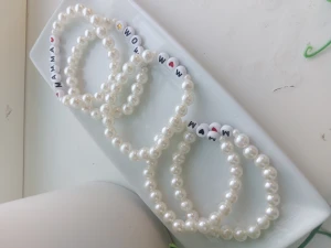 Morsdag armband🫶🏻 - Egengjorda morsdag armband med stretchig tråd. Det går att designa egna med egen text och andra färger på hjärtan finns. 30kr/st+ 18 kr frakt🫶🏻 TRYCK INTE PÅ KÖP NU!