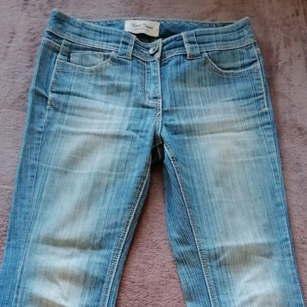 Lågmidjade vida jeans från Next i storlek 36. Skit snygga men för korta för mig. innerbenslämgden är 72 cm. Jeans & Byxor.