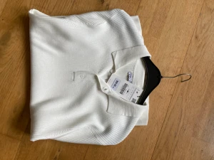 Pique tröja!  - Hej! Säljer nu en pique tröja från zara. Helt oanvänd då jag fick den som gåva men den var för stor.  Storlek L! Pris 150! Skriv gärna om du är intresserad.