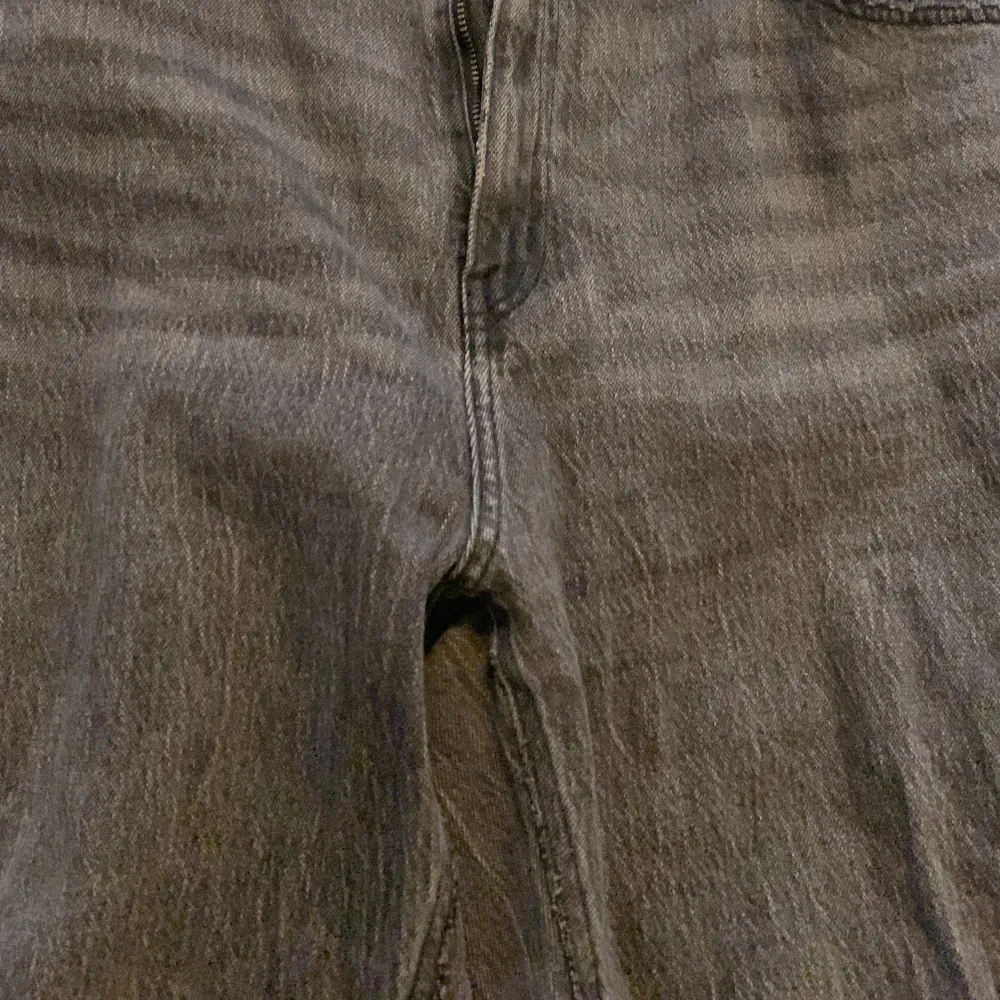 Ett par mörk gråa jeans som är insydda i midjan för en bättre passform, detta syns inte på utsidan . Jeans & Byxor.