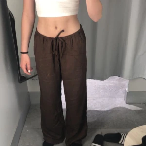 Linnebyxor  - Säljer dessa jättefina bruna lågmidjade linnebyxor från H&M pga att de har blivit för korta i benen på mig. Jag var 1,60 på första bilden. Jätte fina och i bra skick! Passar perfekt till sommaren❤️‍🔥 skriv för fler bilder! 