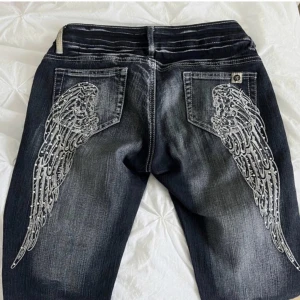 Jeans  - Lägger upp igen på grund av oseriösa bud! Säljer dessa as häftiga jeans med vingar på, inga skador och sjukt snygga. Bootcut💗💗
